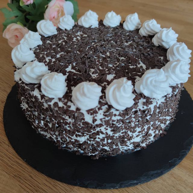 Schwarzwälder Kirschtorte mit vergessenen Dekorkirschen 😂
Vegan - nicht roh 🙃
#geburtstag #dairyfree #vegan #heutewirdgefeiert #kaffeebeioma #torte #yummy