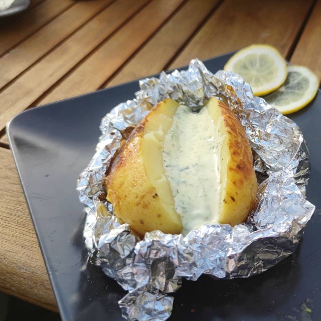 Klassiker: Folienkartoffel mit Kräutercreme 🥳
#vegan #dairyfree #yummy #sun #veganGrillen #veganbbq #bbq #plantconcept #plantbased
