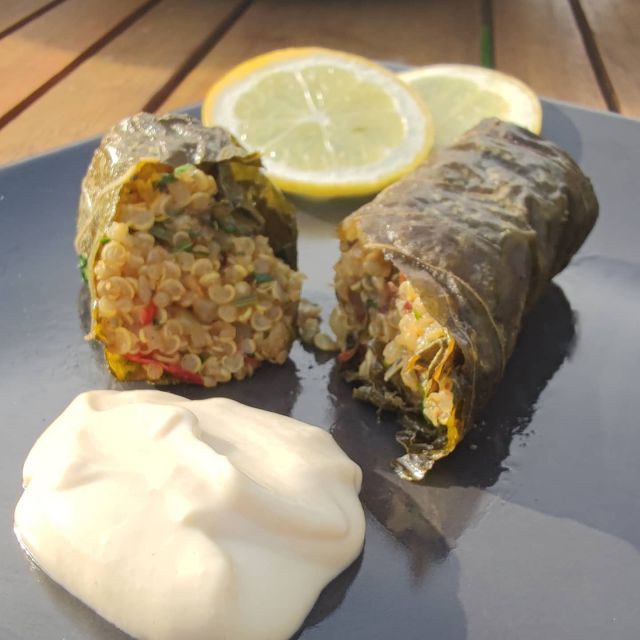 Mit Quinoa gefüllte, gegrillte WEINBLÄTTER mit Sojajoghurt Tahin Sosse 🥳
#vegan #dairyfree #yummy #sun #veganGrillen #veganbbq #bbq #plantconcept #plantbased