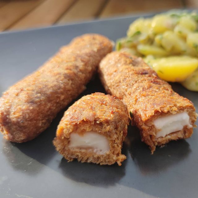 ĆEVAPČIĆI mit "Hirtenkäse" Füllung vom Grill mit den coolen ĆEVAPČIĆI von @greenforce.food zum anrühren 🥳
#vegan #dairyfree #yummy #sun #veganGrillen #veganbbq #bbq #plantconcept #plantbased