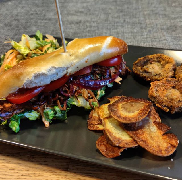 Smoked Pulled Saitling Burger (Danke an @sebastiancopien für das coole Rezept) mit Salat, panierten Champignons & Rosmarin Kartoffelchips als Beilage
#vegan #dairyfree #yummy #sun #plantconcept #plantbased #einfachgeil